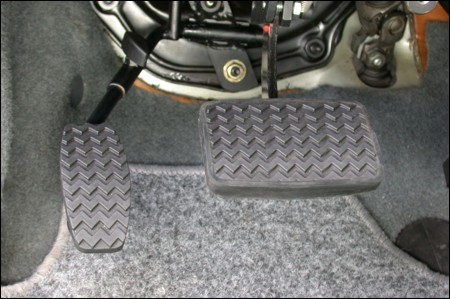 pédale à gauche KIVI